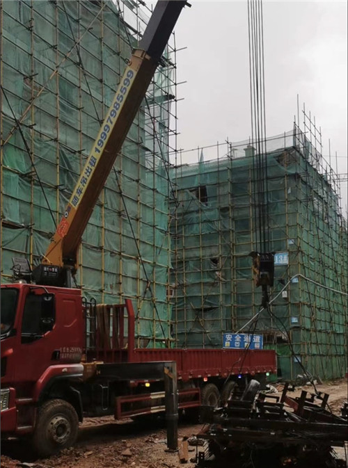 马尔康市“慢工细活”—— 吊车的 “微动控制” 技术