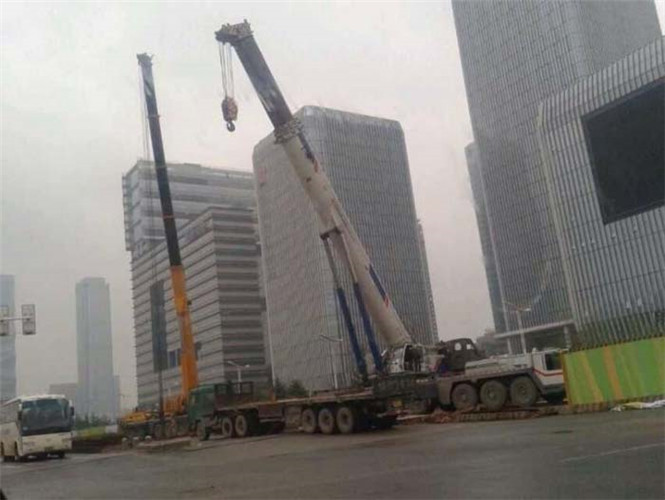 马尔康市“自动找平”—— 吊车的 “平地神器” 技术