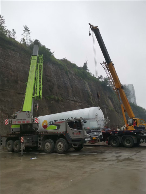 马尔康市“不怕风雨冻”—— 吊车的 “恶劣环境适应” 技术